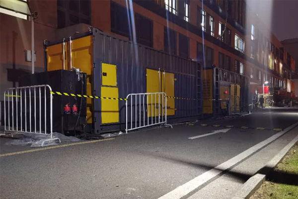 龙湖柴油发电机组的输出电压是如何调节的？